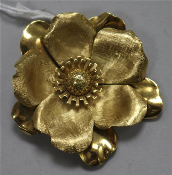 An 18ct textured gold flower brooch, 5cm.